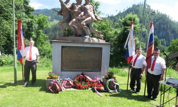 Interniranke Ravensbruck-a s svojci na spominski slovesnosti pri Peršmanu v Avstriji